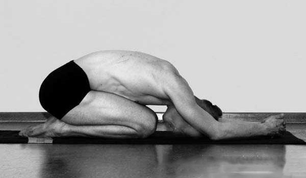 yoga tang can cho nam tu the dua tre - Top 3 tư thế Yoga tăng cân nhanh hiệu quả cho phái mạnh